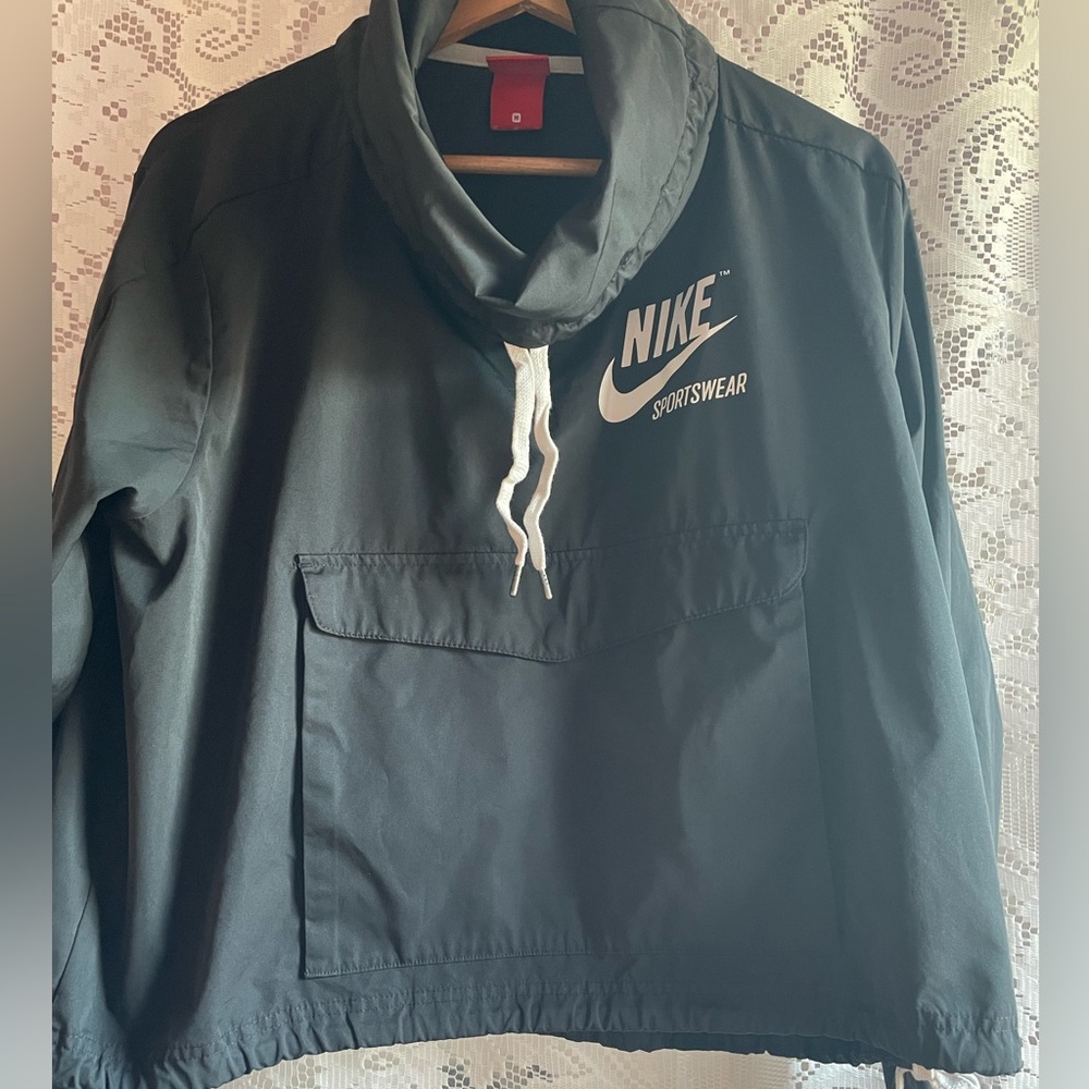 NIKE Women’s M Black Sportswear Pullover Jacket with White Logo